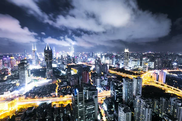 Edificios de oficinas modernos en Shanghai al atardecer — Foto de Stock