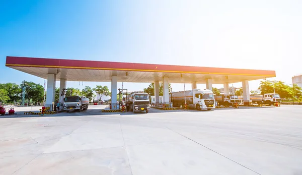 Petrol tankı kamyonlara gündoğumu ile benzin istasyonu