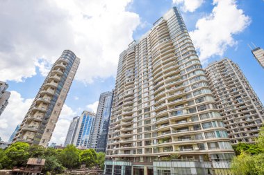 su yakınında modern ofis binaları