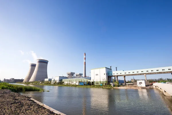 Moderna planta de energía cerca del agua —  Fotos de Stock