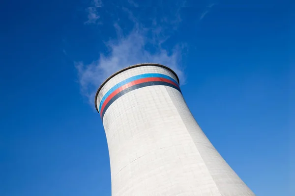 Torre di raffreddamento con fumo sulla centrale elettrica — Foto Stock