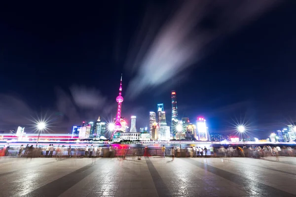 Bâtiments près d'orient tour de perles par rivière la nuit — Photo