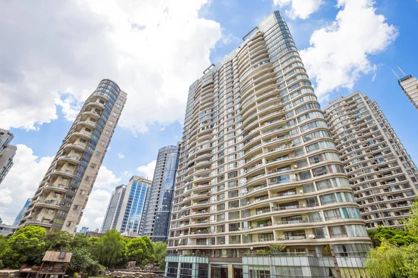 Immeubles de bureaux modernes près de l'eau — Photo