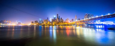 Cityscape ve alacakaranlıkta Chongqing şehrin manzarası 