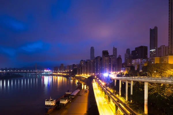 Skyline en skyline van Chongqing city bij avondschemering — Stockfoto