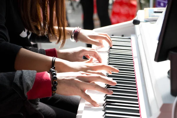 Kvinna som spelar på piano — Stockfoto