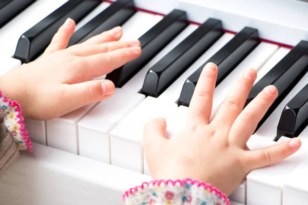 Kvinna som spelar på piano — Stockfoto