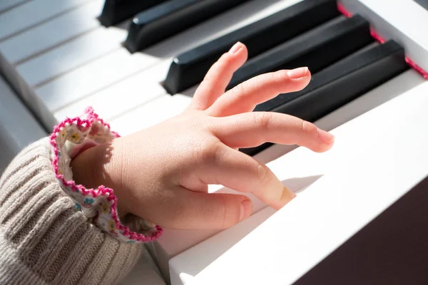 Kvinna som spelar på piano — Stockfoto