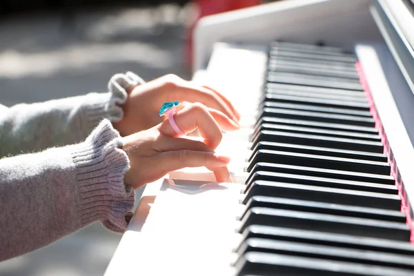 Kvinna som spelar på piano — Stockfoto