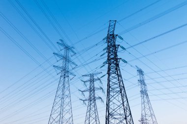 Mavi gökyüzünde dikmesi