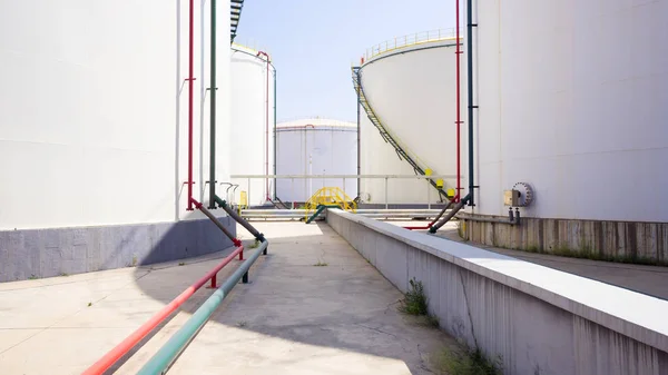 Белые резервуары для хранения нефти — стоковое фото