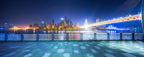 Landmark brug en stadsgezicht van Tsjoengking nachts — Stockfoto