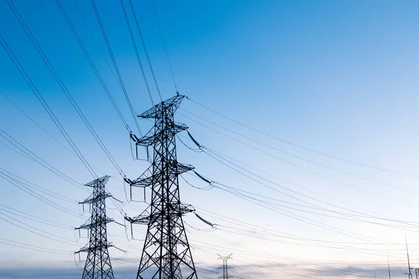 Pylons no céu azul — Fotografia de Stock