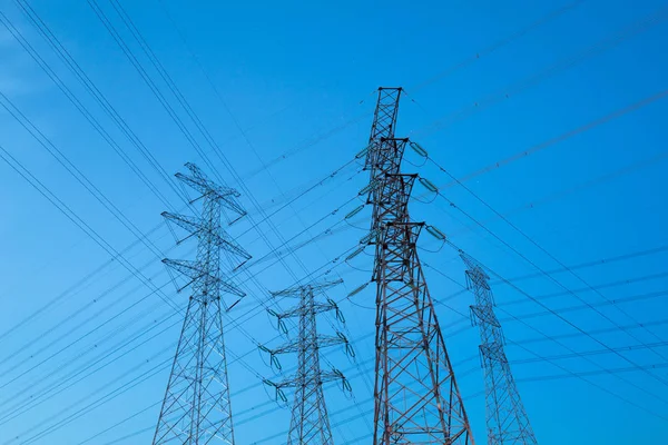 Pylons no céu azul — Fotografia de Stock