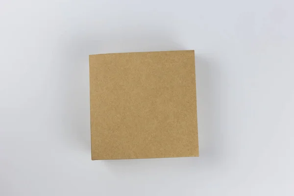 Boîte en papier jaune isolé — Photo