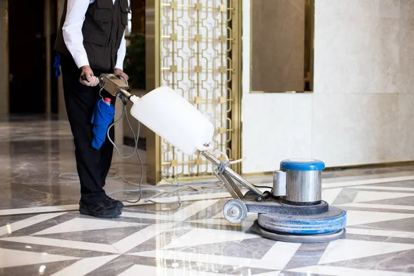 Homem polimento piso de mármore no escritório — Fotografia de Stock