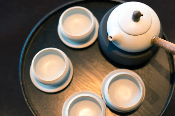 Elegancki zestaw do herbaty chińskie na talerzu — Zdjęcie stockowe