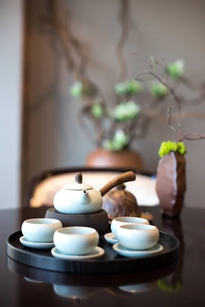 Κομψό σετ κινεζικό τσάι στο πιάτο — Φωτογραφία Αρχείου