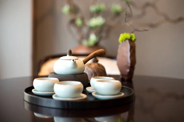 Элегантный чайный сервиз на тарелке — стоковое фото