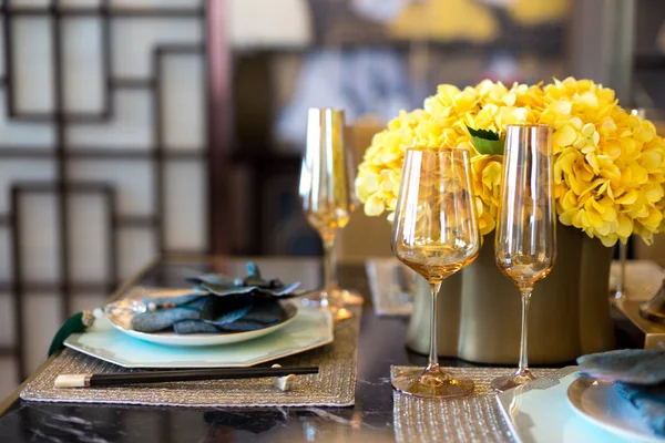 Louça elegante na mesa de jantar na sala de jantar — Fotografia de Stock