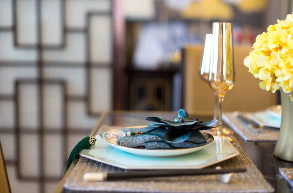 Eleganckie naczynia na stół w jadalni — Zdjęcie stockowe