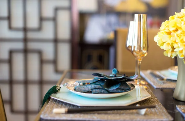 Louça elegante na mesa de jantar na sala de jantar — Fotografia de Stock