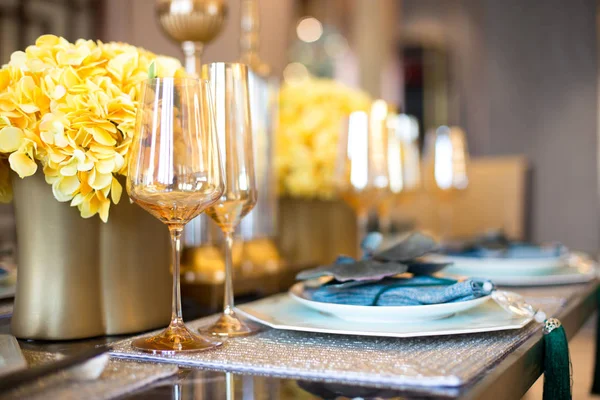 Elegant servies op de eettafel in de eetkamer — Stockfoto