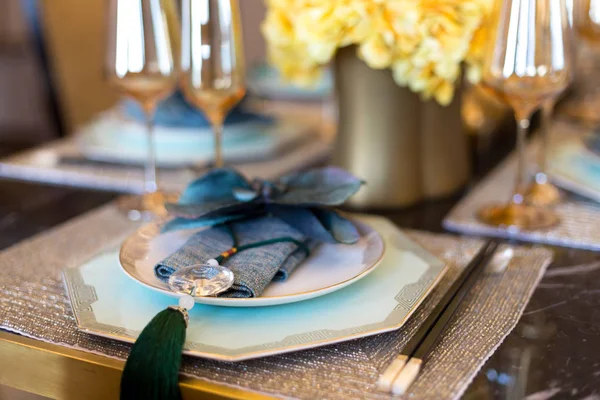 Elegant servies op de eettafel in de eetkamer — Stockfoto