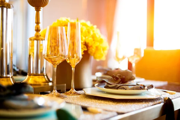 Eleganckie naczynia na stół w jadalni — Zdjęcie stockowe