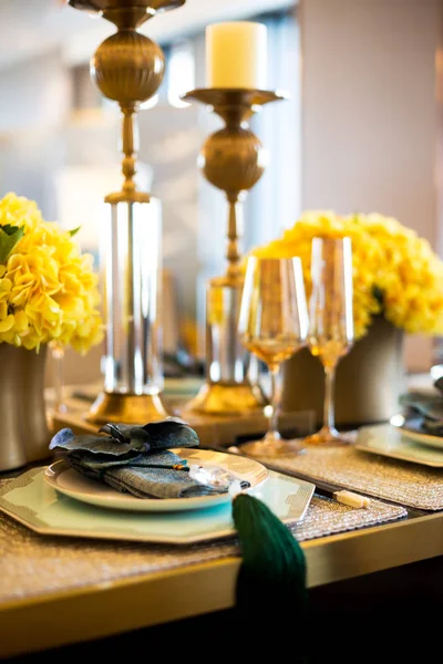 Элегантная посуда на обеденном столе в столовой — стоковое фото