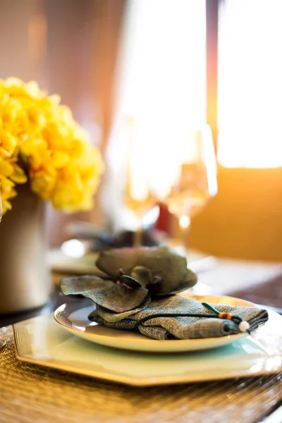 Yemek odasında yemek masası üzerinde zarif çanak çömlek — Stok fotoğraf