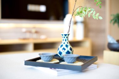 tablo üzerinde zarif seramik çay setleri