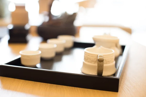 Eleganckie zestawy herbat ceramiczne na stole — Zdjęcie stockowe