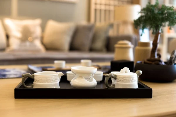 Elegantes conjuntos de chá de cerâmica na mesa — Fotografia de Stock