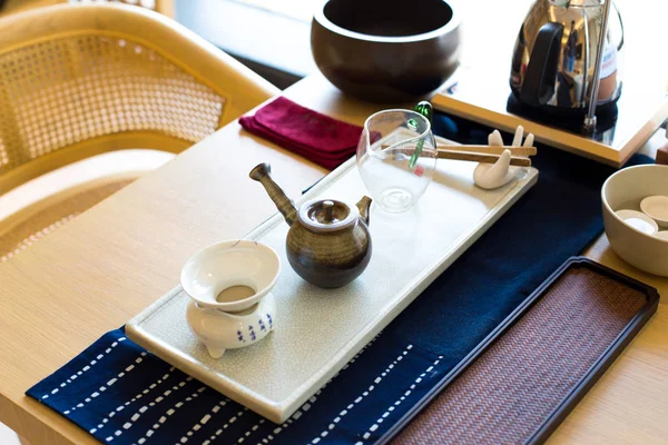 Elegantes conjuntos de chá de cerâmica na mesa — Fotografia de Stock