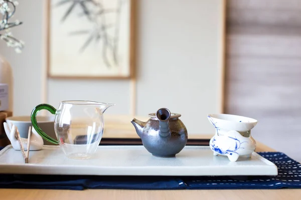 Teh keramik yang elegan diletakkan di atas meja. — Stok Foto