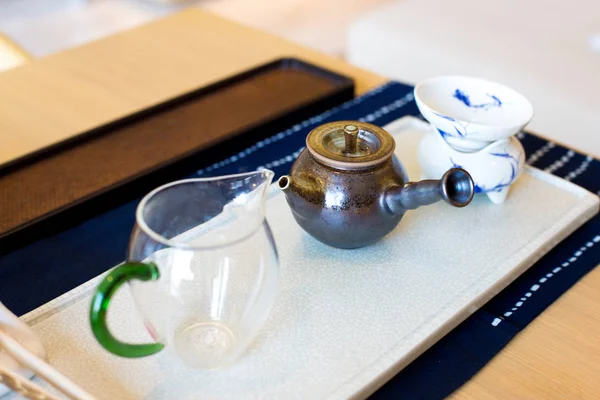 Elegantes juegos de té de cerámica en la mesa —  Fotos de Stock