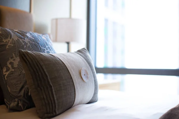 現代寝室で快適なベッドの上に枕 — ストック写真