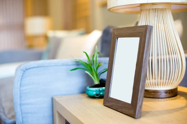 Tabulka s obrázkem v moderním obývacím pokoji — Stock fotografie