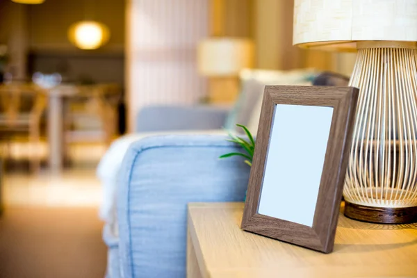 Стол с картинкой в современной гостиной — стоковое фото