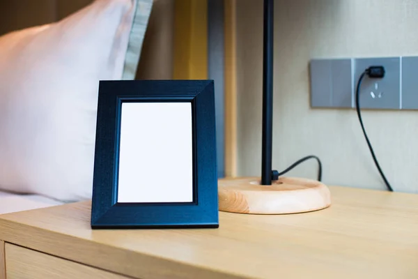 Table avec cadre dans la chambre moderne — Photo