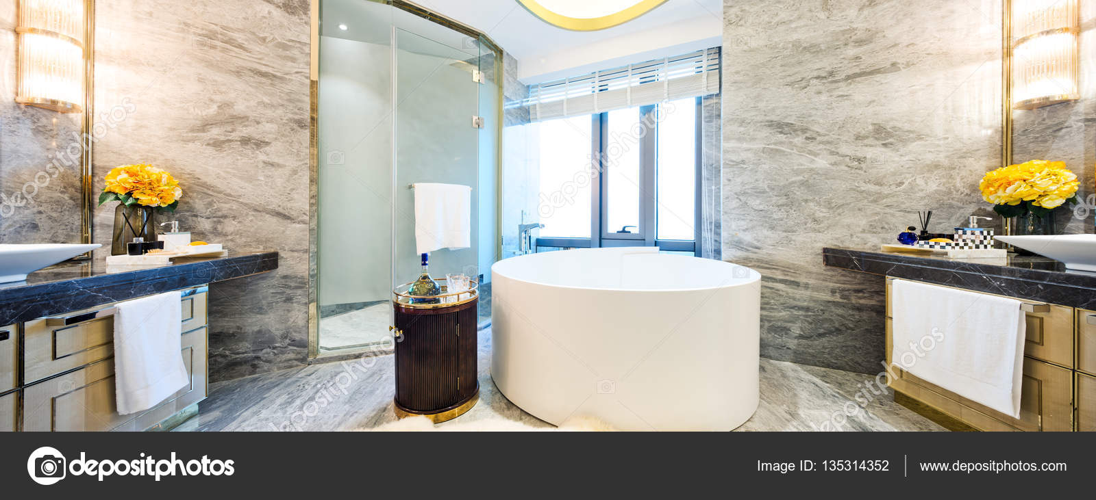 Veranda ve çatı ile banyo Veranda ve çatı ile banyo