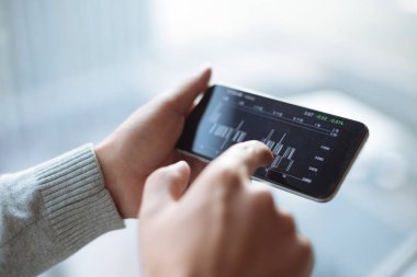 Adamın elinde cep telefonu