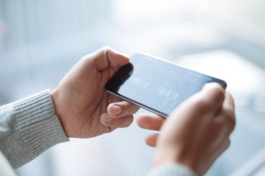 Adamın elinde cep telefonu