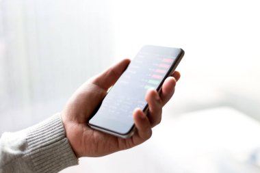 Adamın elinde cep telefonu