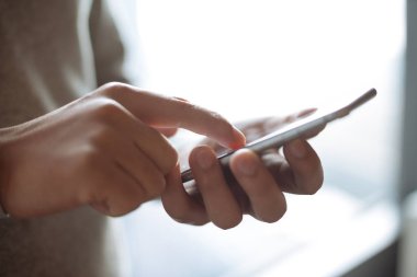 Adamın elinde cep telefonu