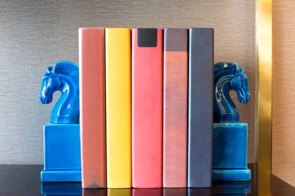 Barevné knihy na stole — Stock fotografie