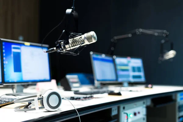 Équipement moderne dans le studio de radiodiffusion — Photo