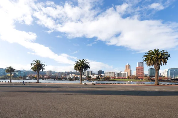 Paisagem urbana e horizonte de Portland de estrada vazia — Fotografia de Stock