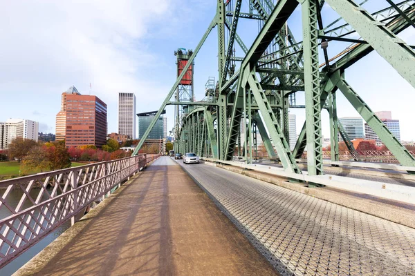 Verkehr auf denkmalgeschützter Stahlbrücke in Portland — Stockfoto